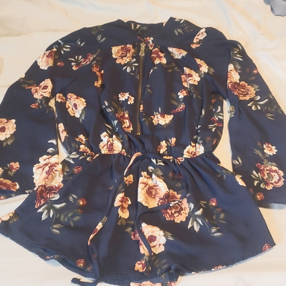 J for Justify size small, dark blue w/blush rose print long/half sleeve blouse